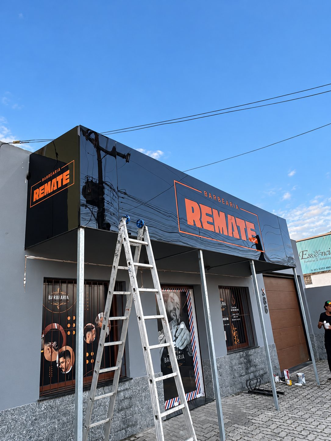 Fachada comercial em ACM preto com logotipo em relevo, instalada em Pelotas