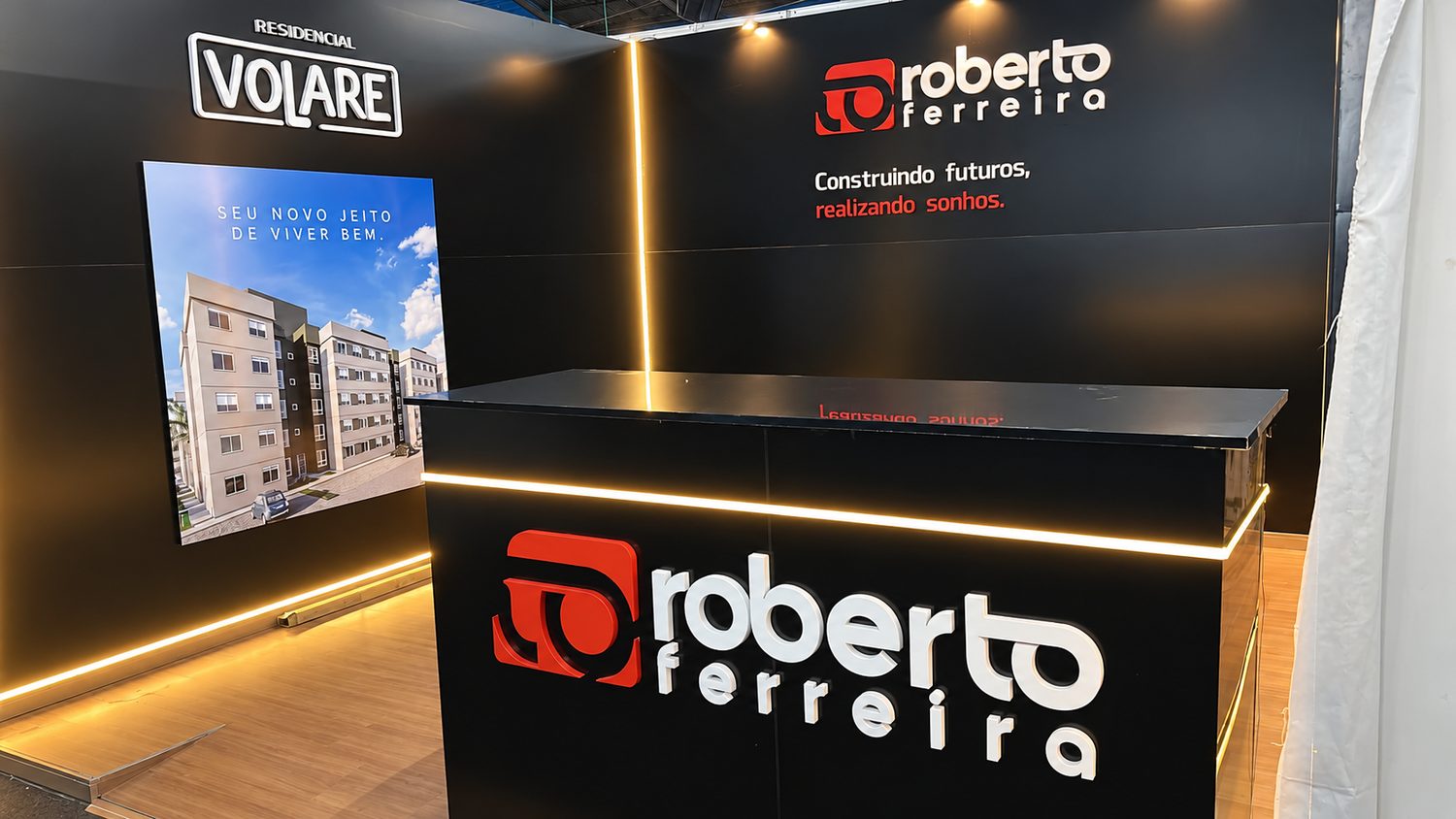 Stand de feira com letra caixa em relevo e fita de LED
